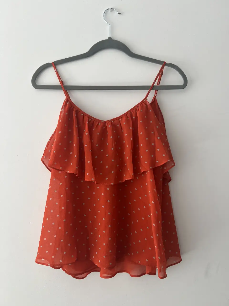 Top de mujer Forever 21 rojo con lunares beige, con volados y tiras finas. Talle S/P.