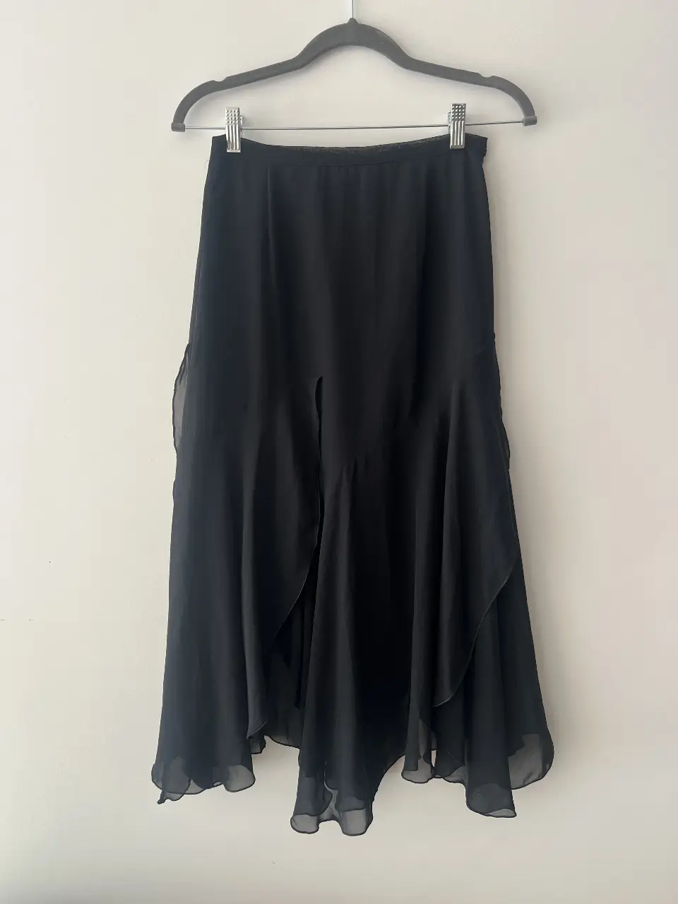 Pollera larga de gasa negra con detalles de volados y abertura frontal. Ideal para eventos formales o fiestas.
