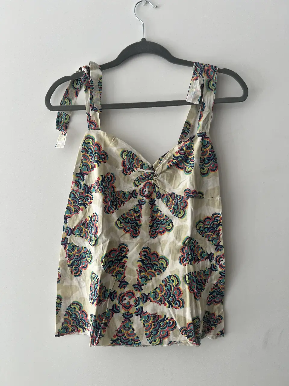 Top de mujer con estampado floral, breteles para atar y detalle fruncido en la parte superior. Ideal para un look fresco y veraniego.