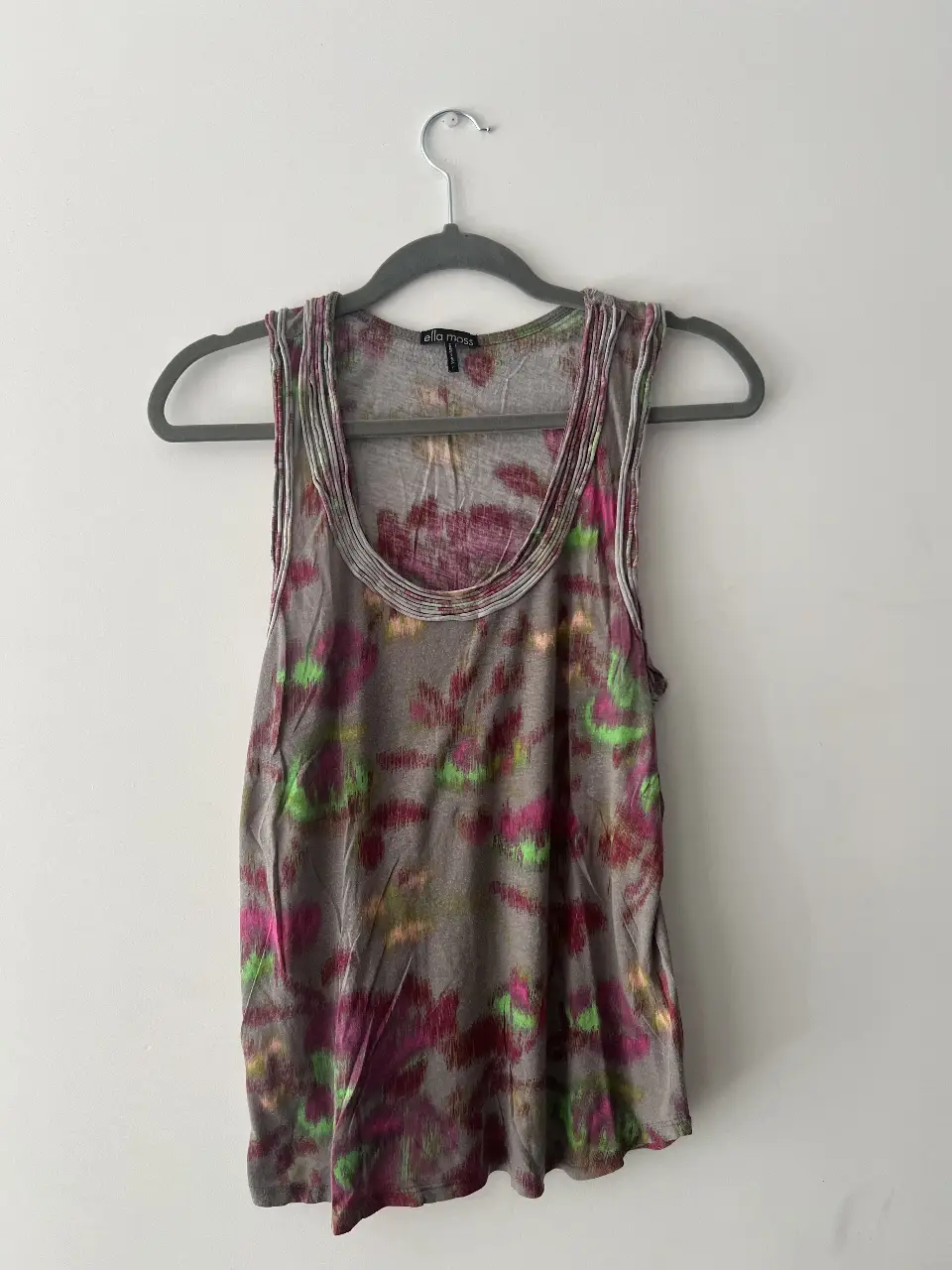 Musculosa Ella Moss con estampado floral en tonos borgoña, verde y amarillo sobre fondo gris. Talle L, Made in USA.