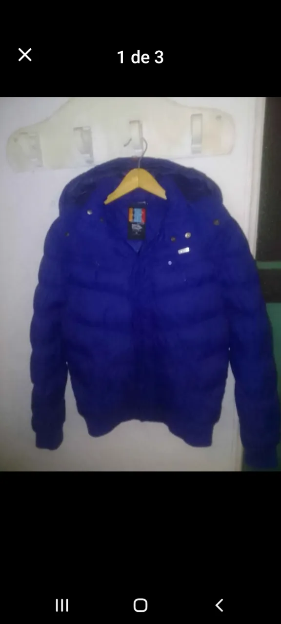 Campera de pluma azul, ideal para el invierno. Con capucha y cierre. Marca Rusty.