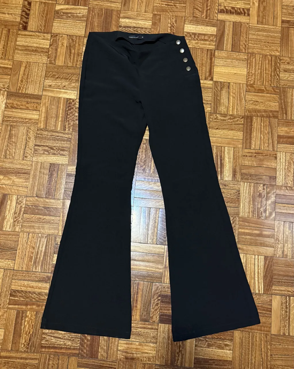 Pantalón sastrero negro de mujer, con detalles de botones dorados en el lateral, Oxford. Talle 44, equivale 36/38. Ideal para un look elegante y sofisticado.