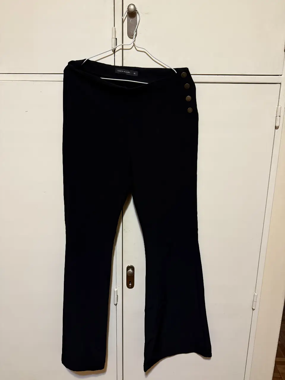 Pantalón sastrero negro de mujer, con detalles de botones dorados en el lateral, Oxford. Talle 44, equivale 36/38. Ideal para un look elegante y sofisticado.