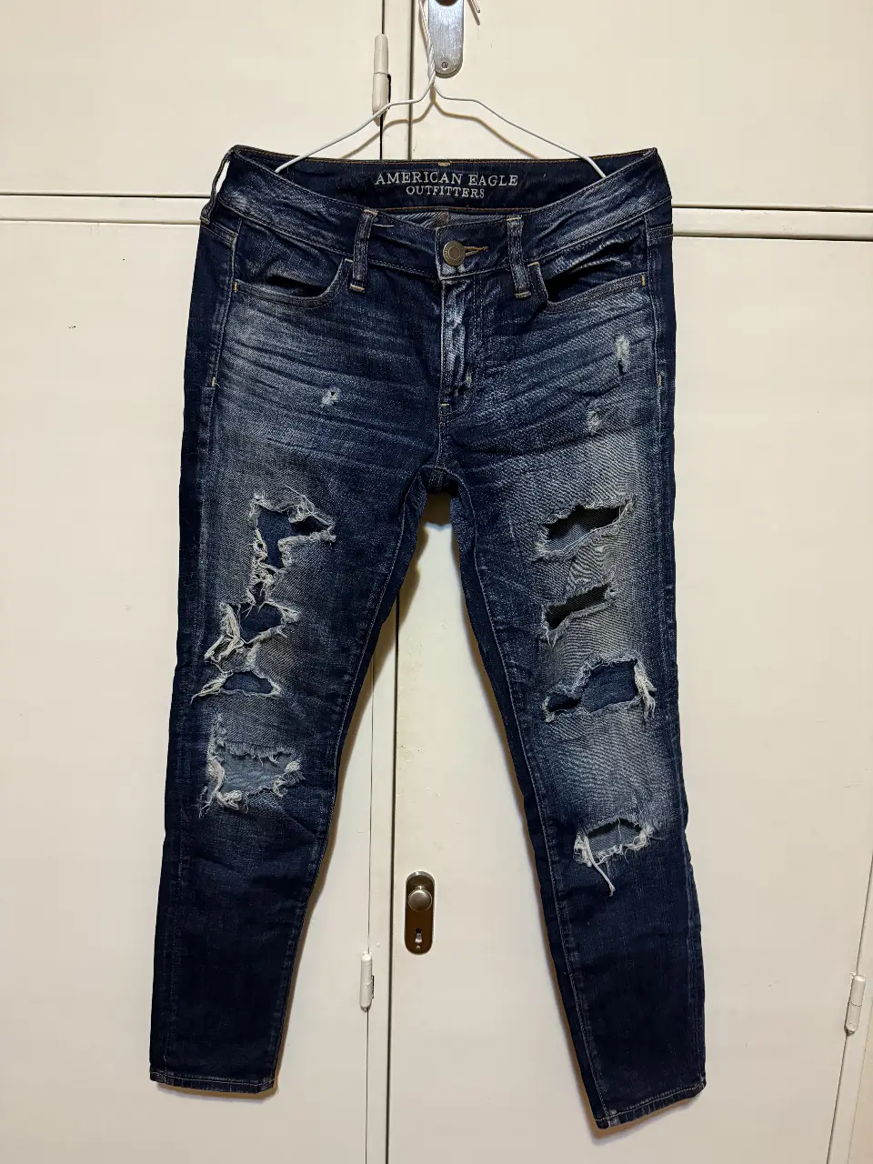 Jeans de mujer American Eagle, modelo jegging, con roturas. Talle 2 Short/Court(36). Tiro medio, ideal para un look casual y moderno.