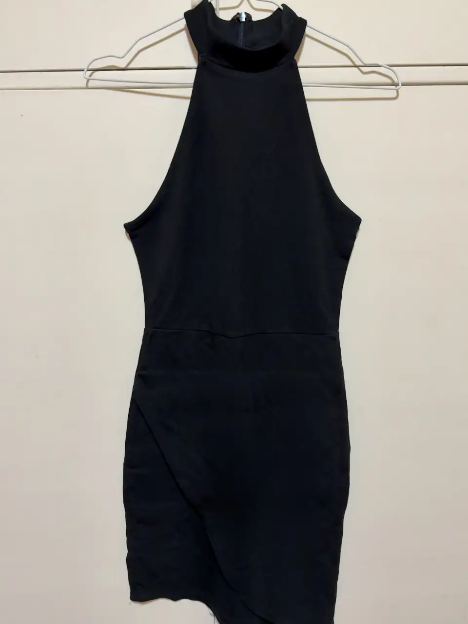 Vestido negro corto, con cuello alto y diseño ajustado. Tiene sobrefalda. Cierre invisible. Ideal para una salida nocturna/ evento especial o para la oficina. Marca Forever 21.