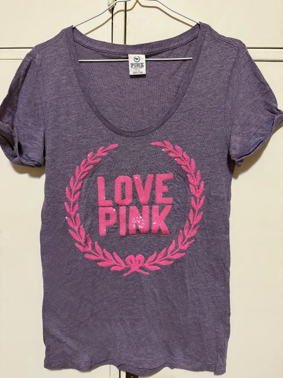 Remera de mujer de la marca Pink, de Victoria's Secret, color violeta con estampado "Love Pink" en lentejuelas rosas. Talle M. Ideal para un look casual y cómodo.