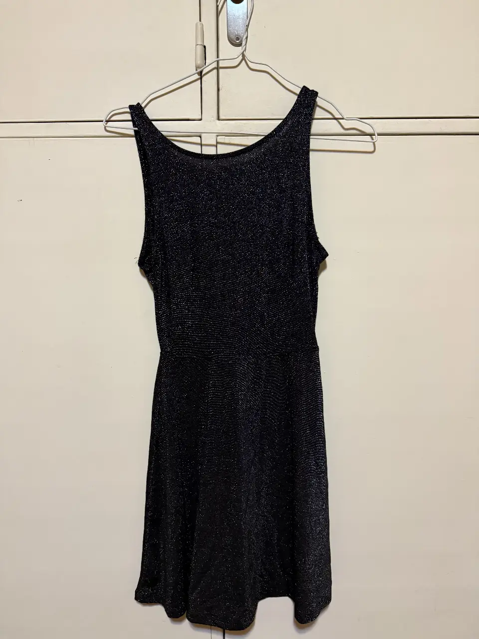 Vestido mini negro con brillo, espalda abierta, ideal para fiesta. Marca H&M Divided, talle EUR 32.