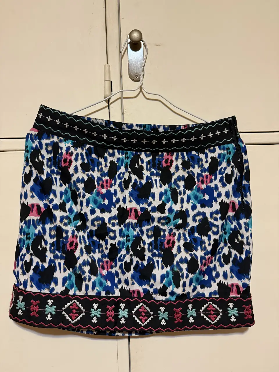Pollera con estampado animal print, con detalles bordados en la cintura y el borde inferior. Talle 40 br (38 de pantalón)Marca Brasilera Marisa.
