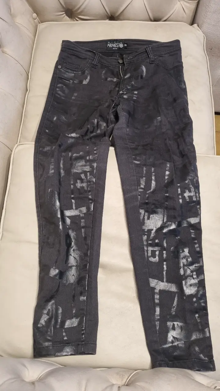 Jeans rectos de mujer, color negro con detalles engomados tipo cuero. Talle 46. Marca Armesto Jeans.