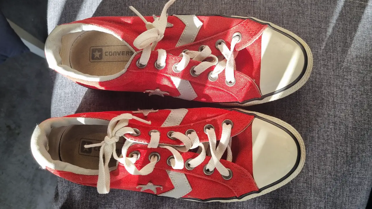Zapatillas Converse Star Player de lona roja con detalles en blanco. Talle 40.5 (25.5 cm). Unisex. Ideales para un look casual y urbano.