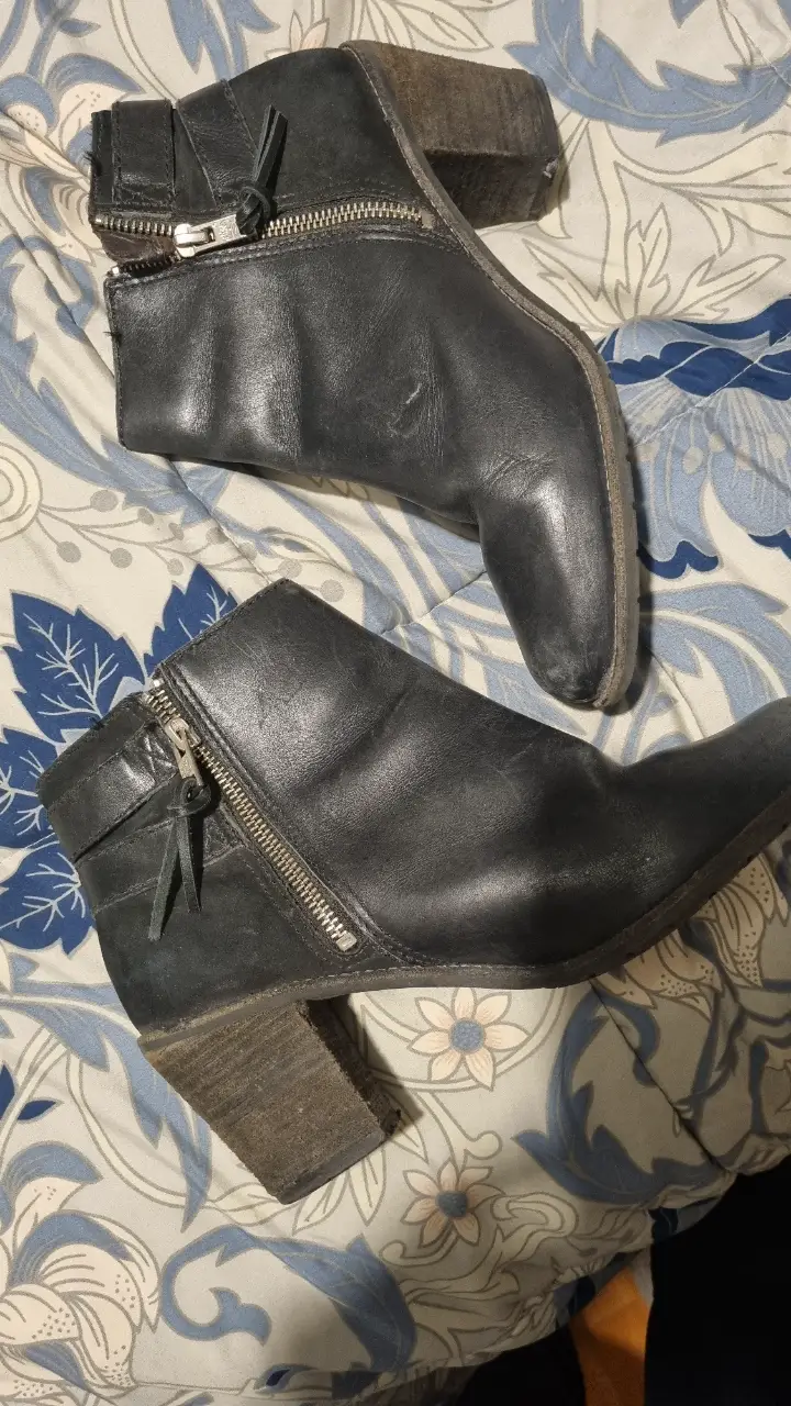 Botas de cuero negro con cierre y taco medio. Ideales para un look casual y moderno.  Marca Hush Puppies