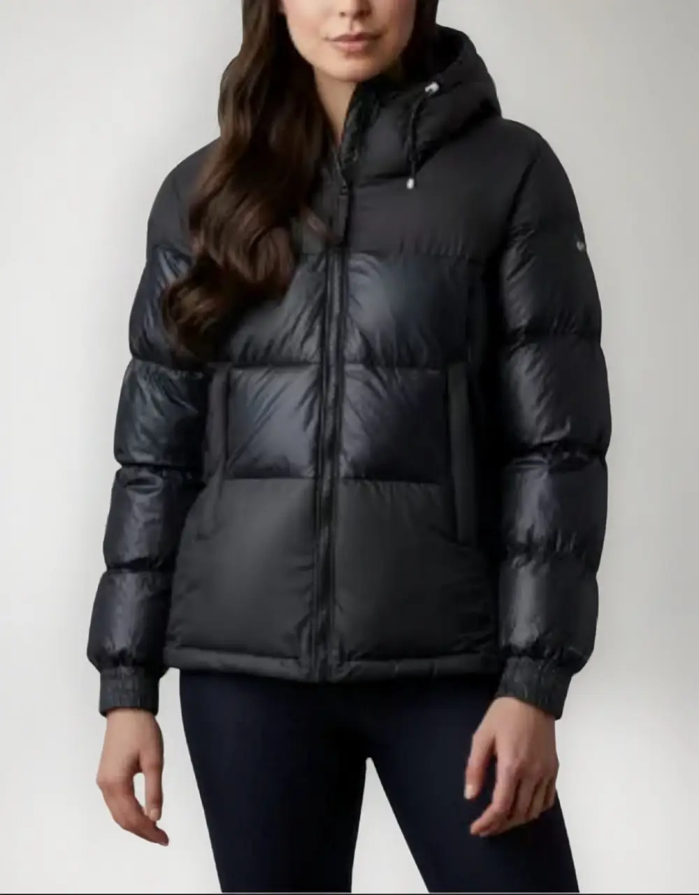 Campera de pluma negra Columbia, ideal para el invierno. Con capucha, cierre y bolsillos. Talle S.