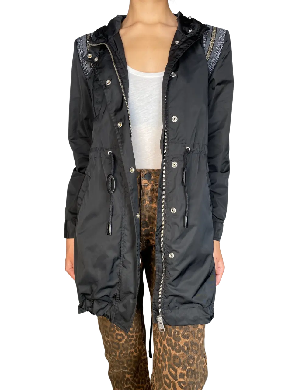 Campera/ piloto Rapsodia negra larga con capucha y detalles brillantes en los hombros. el interior es un chaleco desmontable con estampado animalprint. Ideal para un look casual y canchero.
