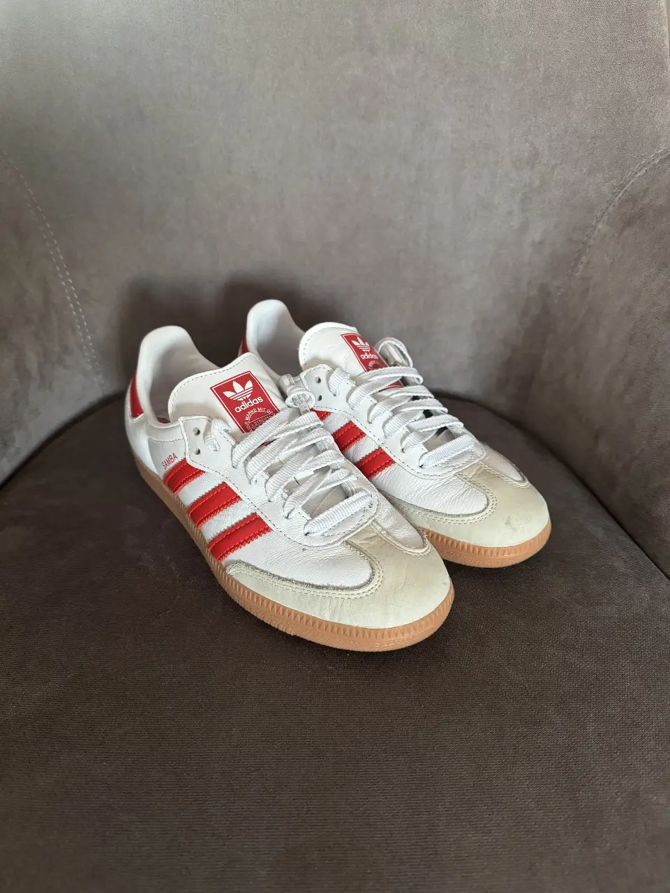Zapatillas Adidas Samba blancas con rojo. ideales para un look casual y cómodo. impecables. Talle: 5us / 3 1/2 uk/ FR 36 / 