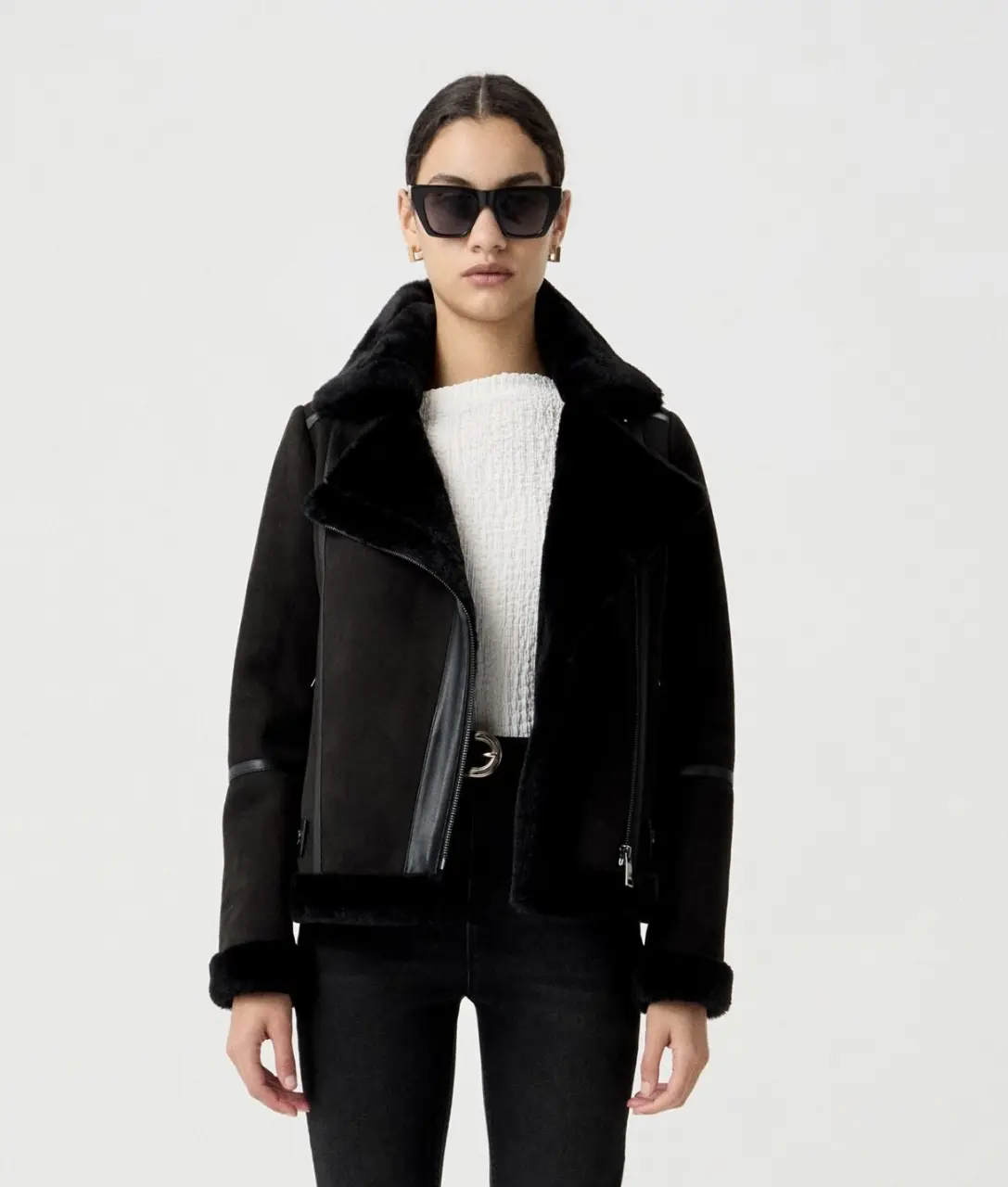 Campera gamulan, interior forrado en piel sintética así como en cuello, puños y borde inferior,  súper abrigada!  Posee cierre asimétrico y detalles de costura. Ideal para un look moderno y abrigado.