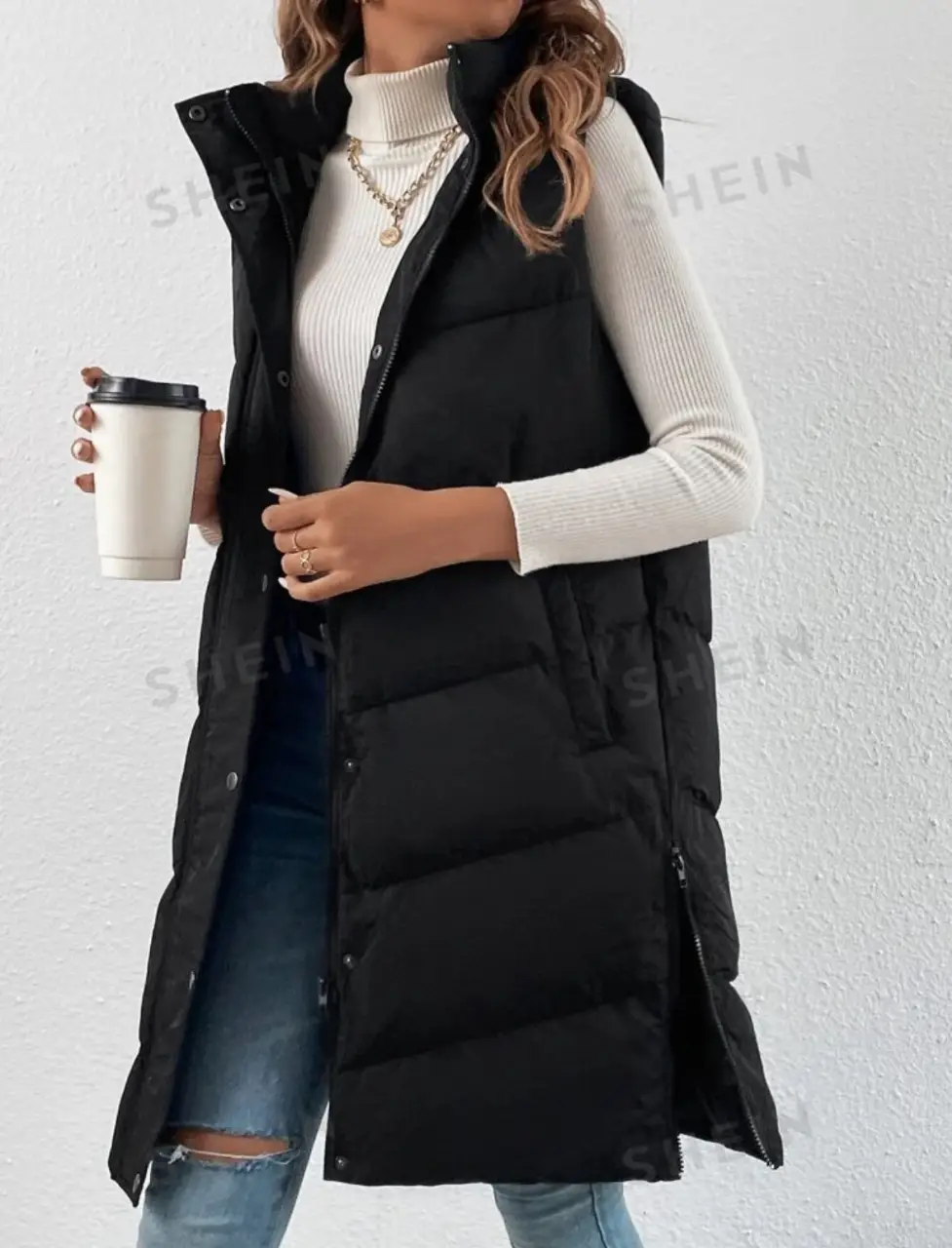 Chaleco largo acolchado para mujer, con capucha y cierre (también posee cierres en ambos laterales). Ideal para el invierno, abrigo y estilo en uno. medidas : 90cm se largo x 50cm de axila. Nuevo con etiqueta.