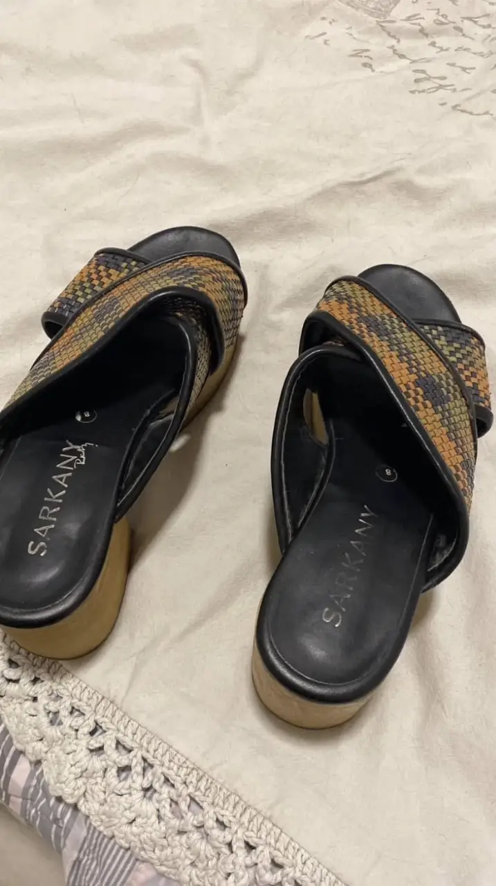 Se retiran por domicilio. Sandalias Sarkany con plataforma de madera y diseño tejido en tonos marrones, naranjas y verdes. Ideales para un look casual y con estilo.