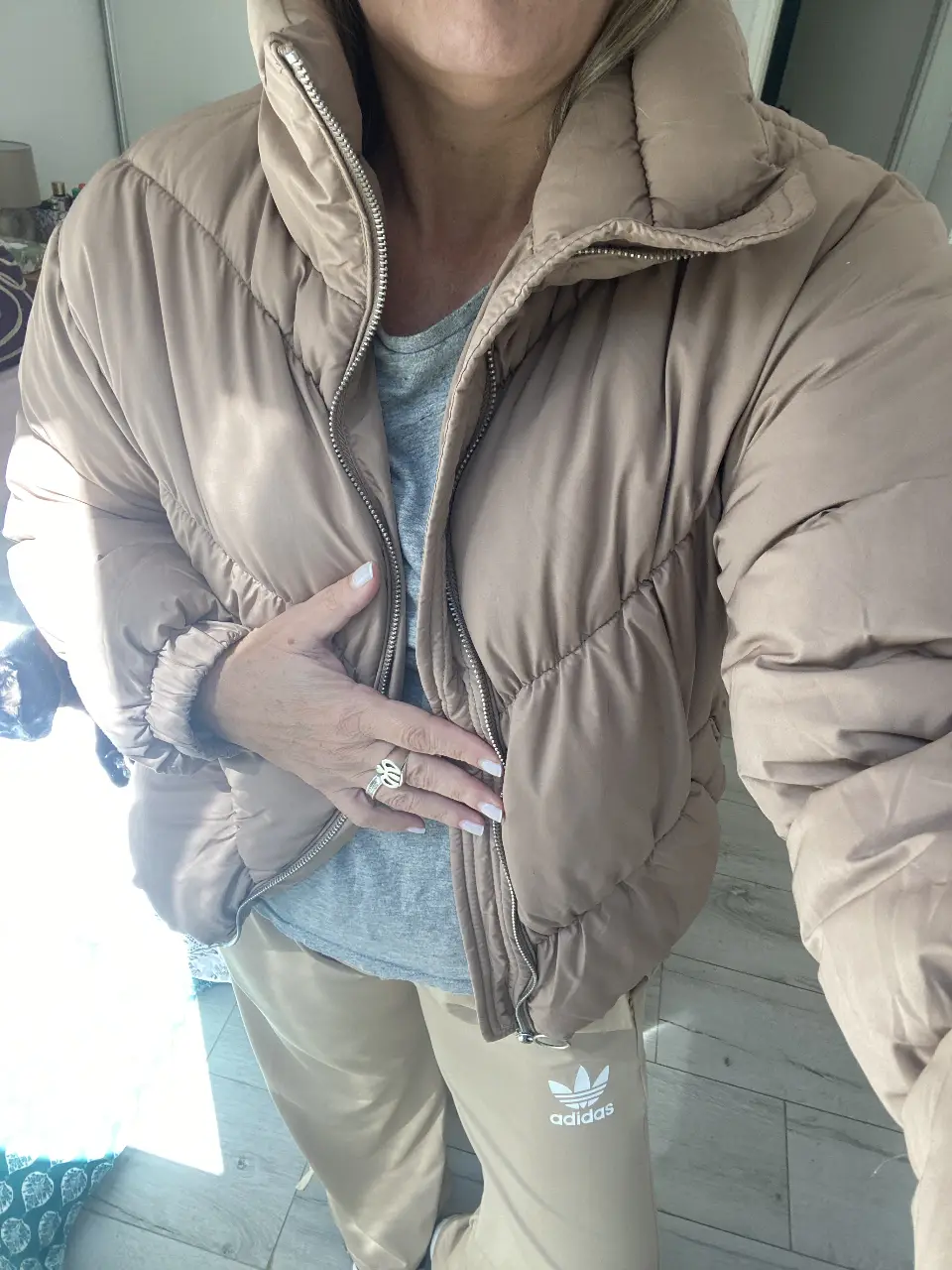 Se retira por domicilio. Campera puffer beige, ideal para el invierno. Confeccionada con materiales de alta calidad, esta campera ofrece abrigo y estilo. Perfecta para un look casual y cómodo.
