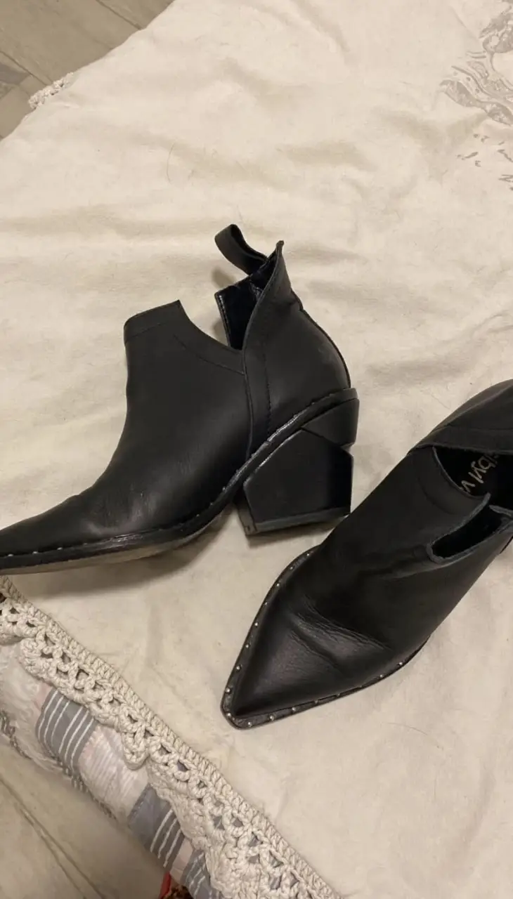 Se retiran por domicilio.  Botines negros de cuero con detalles de tachas en la punta. Diseño moderno con taco geométrico.