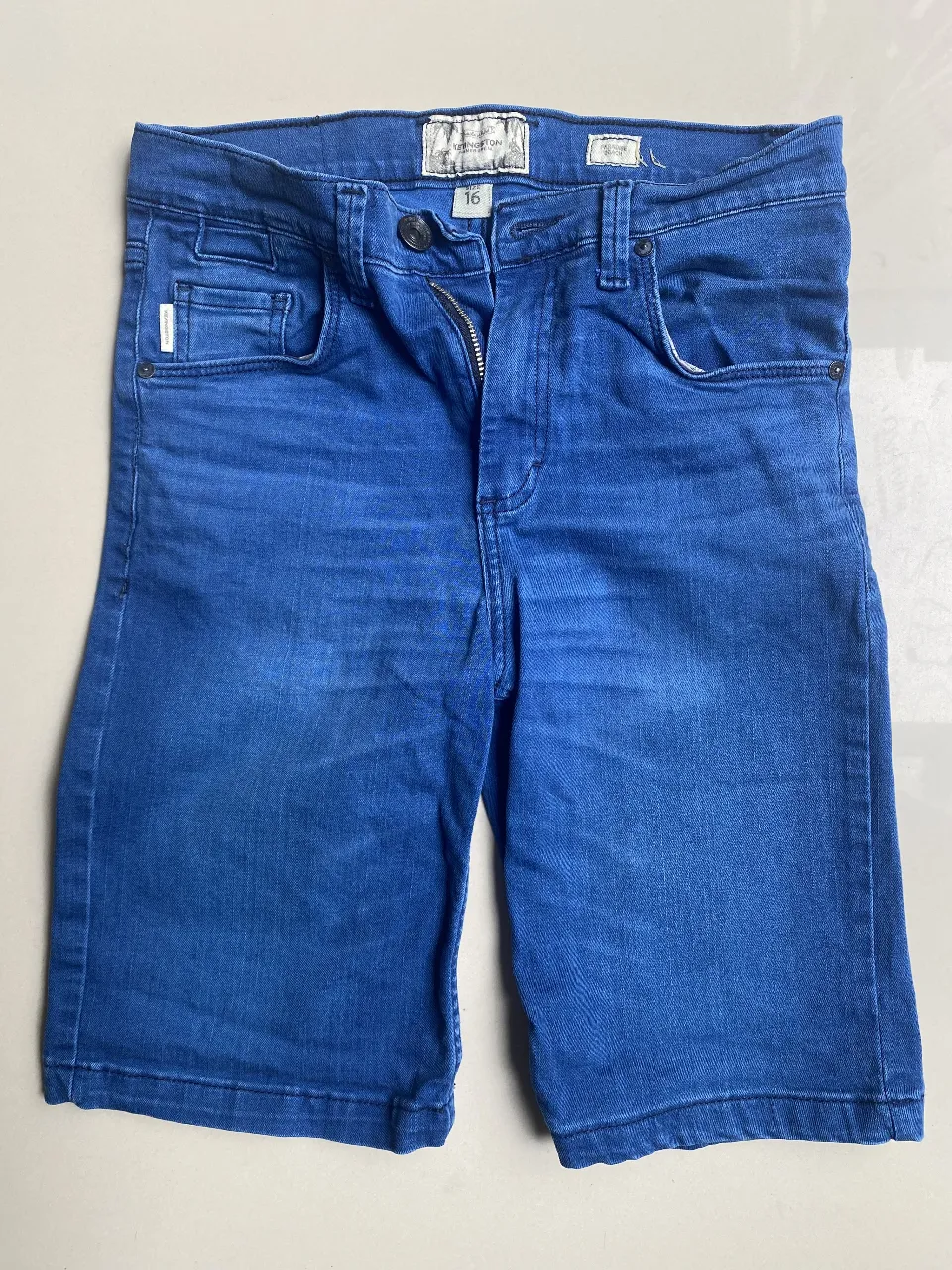 Bermudas de jean azul, tiro alto, con cierre y botón. Perfectos para un look casual de verano.