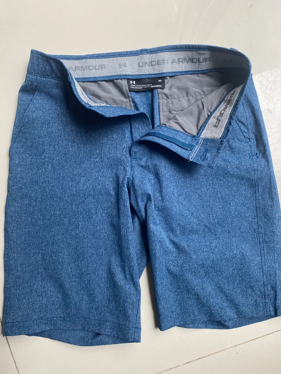 Shorts de vestir de color azul marino, ideales para un look casual o para usar en ocasiones informales. Cuentan con un diseño moderno y cómodo, perfectos para el día a día.