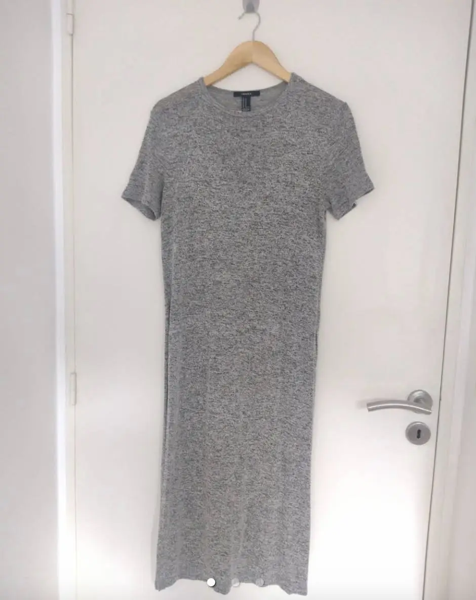 Vestido midi de Forever 21, de color gris, con mangas cortas y corte recto. Con tajo en ambos costados (para usar con short, biker, calzas). Axilas 42 cms, hombros 39cms, largo 110cms.