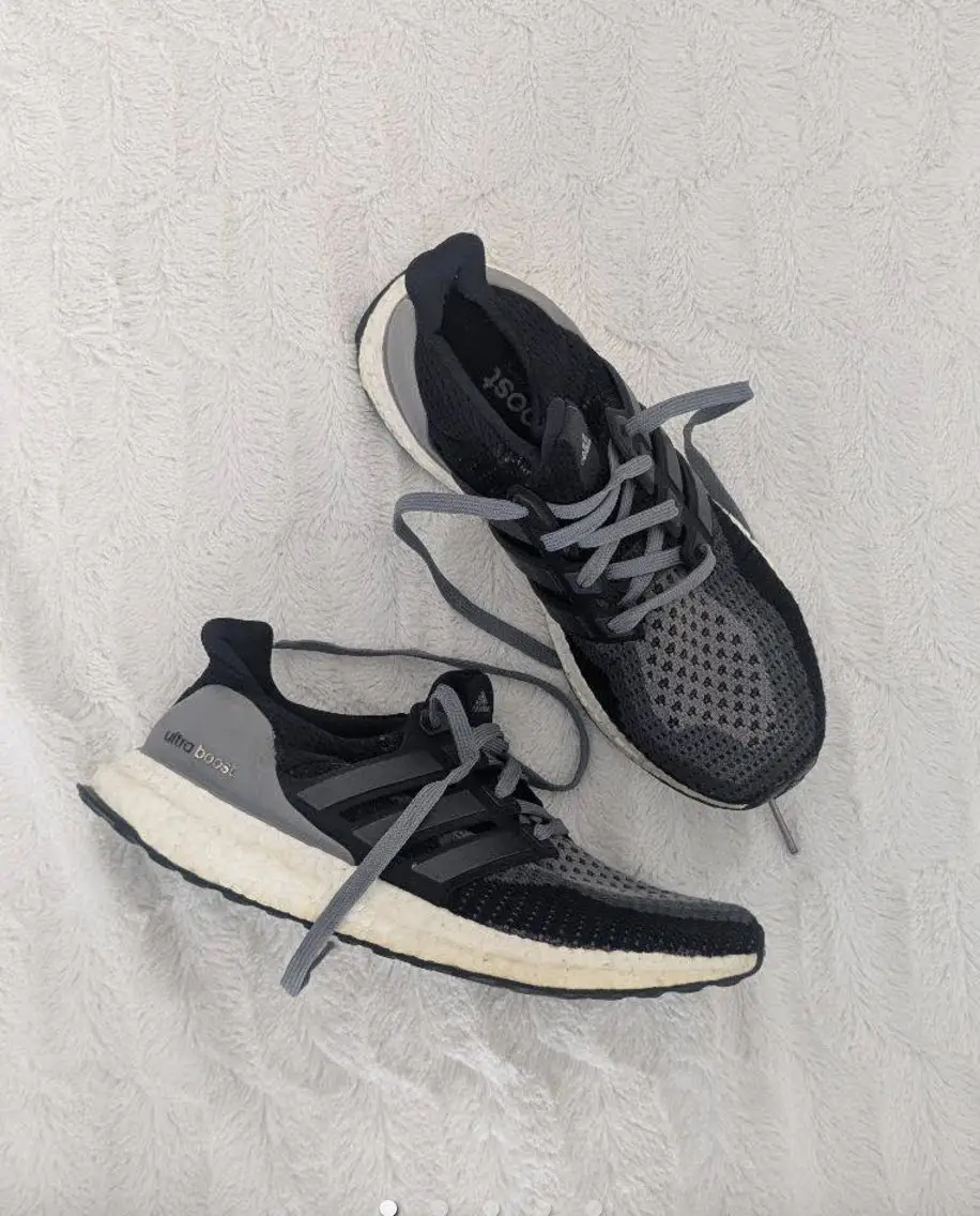 Zapatillas Adidas Ultraboost negras y grises para Mujer. Ideales para running y uso diario. Talle 7 US. Suela un poco manchada por el uso en exterior.
