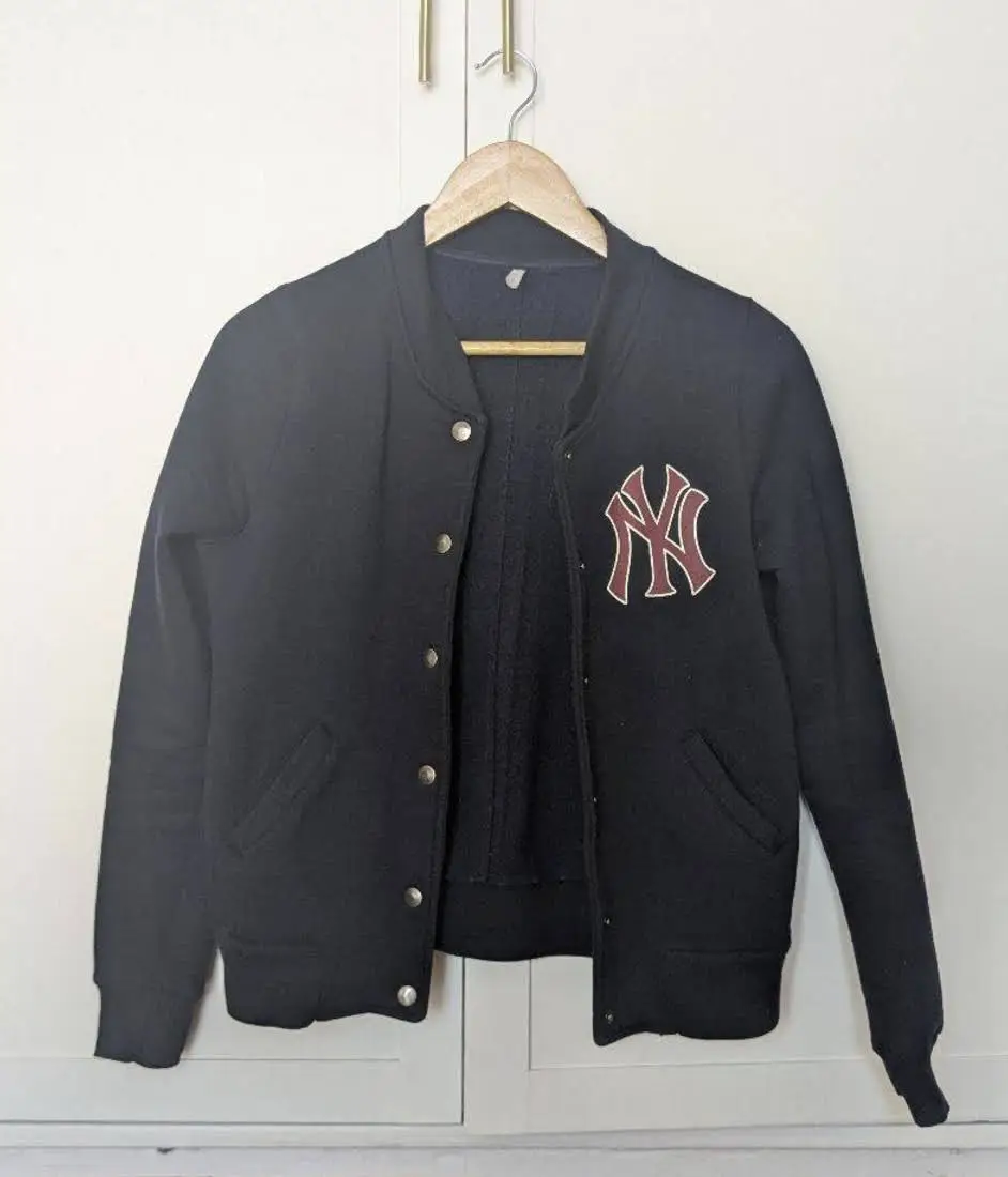 Campera bomber azul con el logo de los Yankees en el pecho. Ideal para un look casual y deportivo. Cisa 45cms, largo 54cms, largo de hombros 63cms