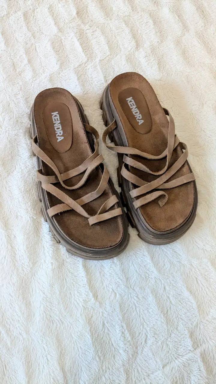 Sandalias Kendra marrones con plataforma y tiras. Barbaro para el verano. Casi sin uso.