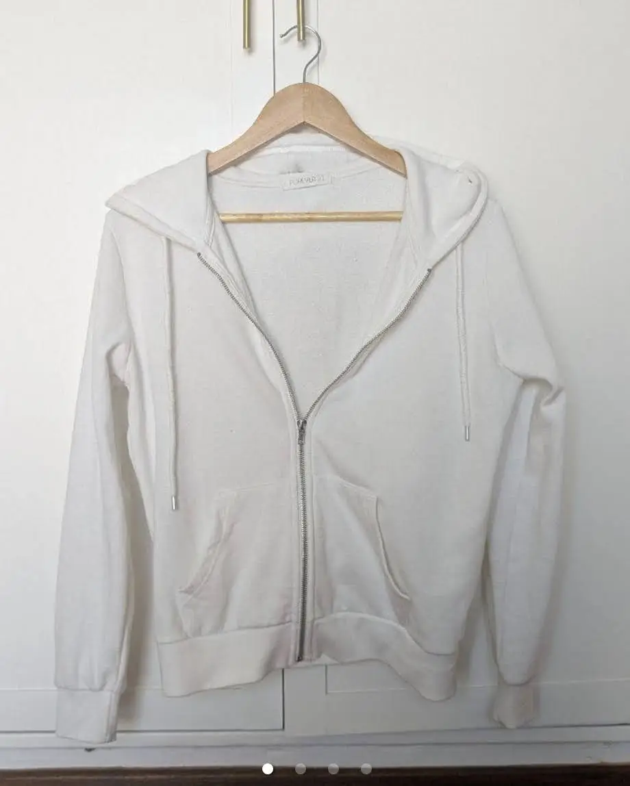 Buzo con cierre y capucha blanco de la marca Forever 21. Ideal para un look casual y cómodo. cisa 52cms, largo 56cms, ancho 48cms, largo hombros 62cms, capucha 34cms