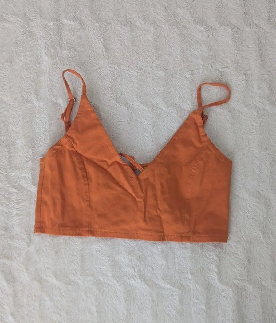 Top naranja con espalda descubierta y ajuste con lazos. cisa: 36cms largo: 25cms