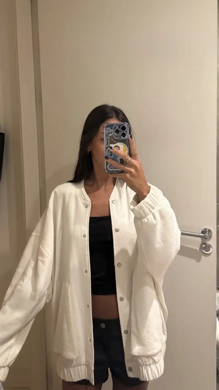 Campera bomber blanca de ZARA, ideal para un look casual y moderno. Confeccionada en un tejido suave y cómodo, perfecta para usar en cualquier ocasión.