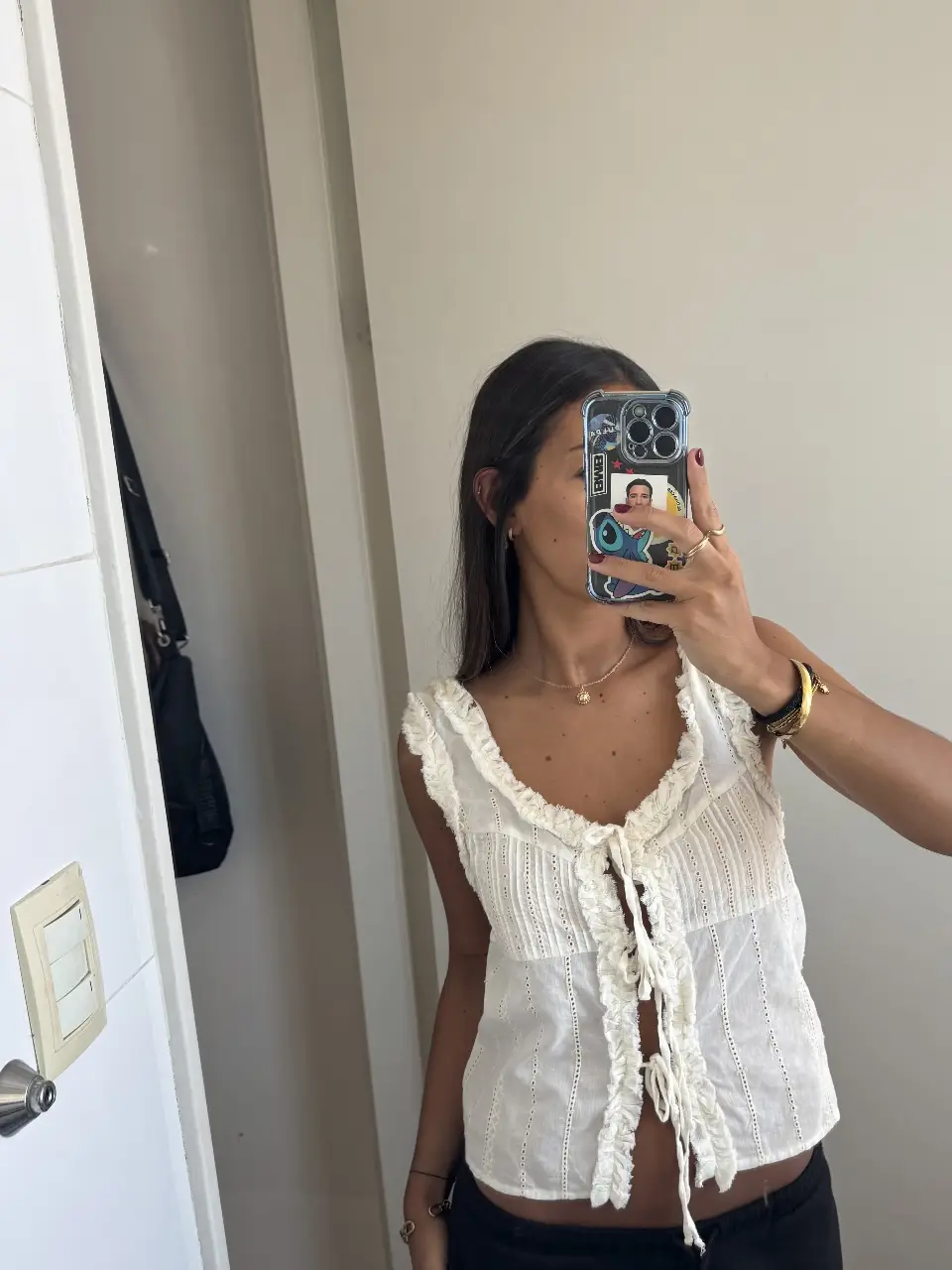 Blusa blanca de mujer, estilo top, con detalles de volados y ajuste con lazos. Ideal para un look fresco y femenino.