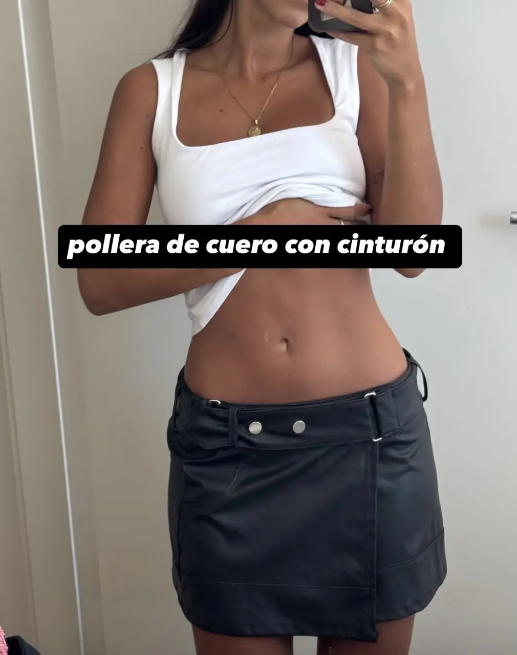 Pollera de cuero sintético negra con cinturón. Ideal para un look moderno y audaz. Perfecta para salir o para un evento especial.