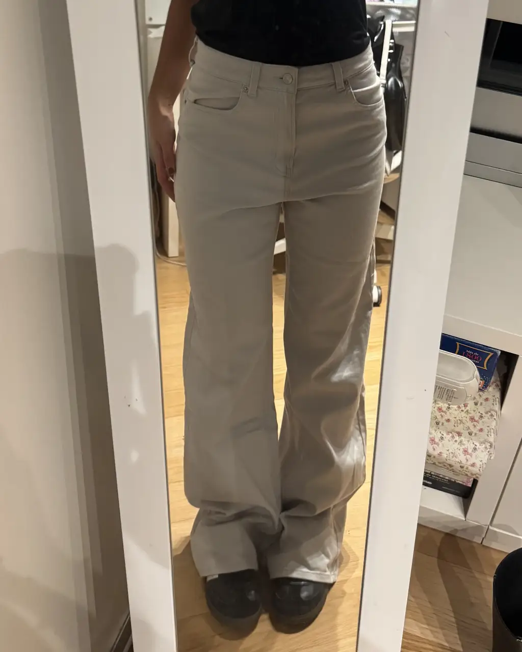 Pantalón de jean recto color gris claro, tiro medio. Talle 38 EU. Ideal para un look casual y moderno.