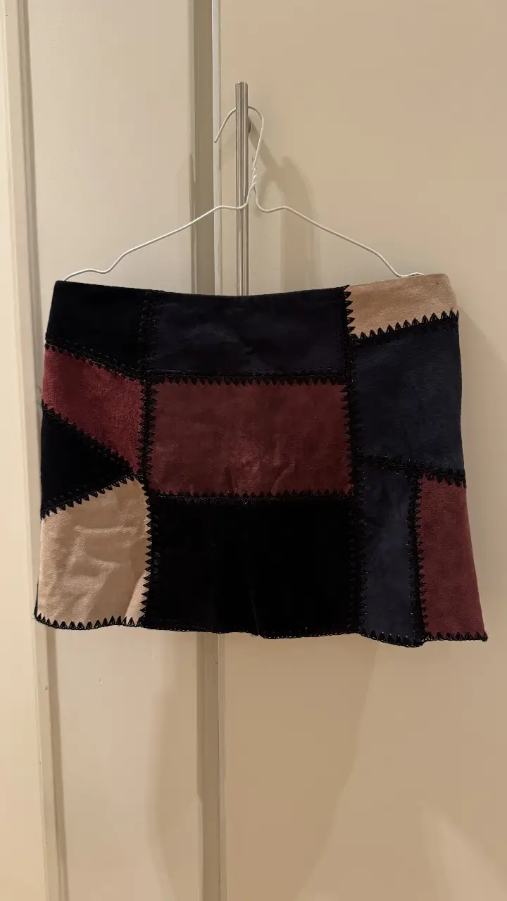 Pollera de gamuza con parches de diferentes colores. Marca Zara Woman. Talle M.