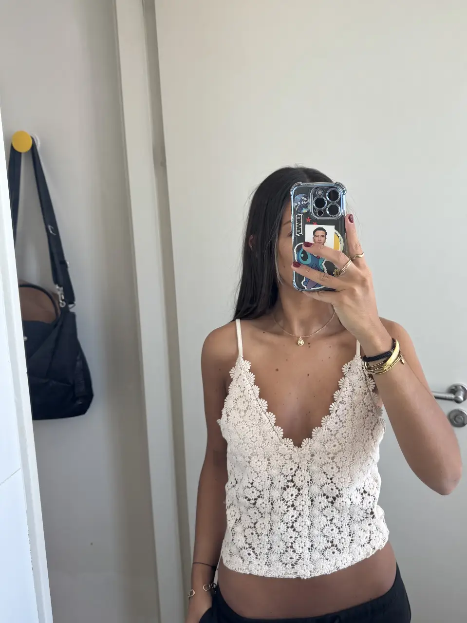 Top de encaje color crudo, ideal para un look bohemio y romántico. Perfecto para combinar con jeans o faldas para un estilo casual y femenino.