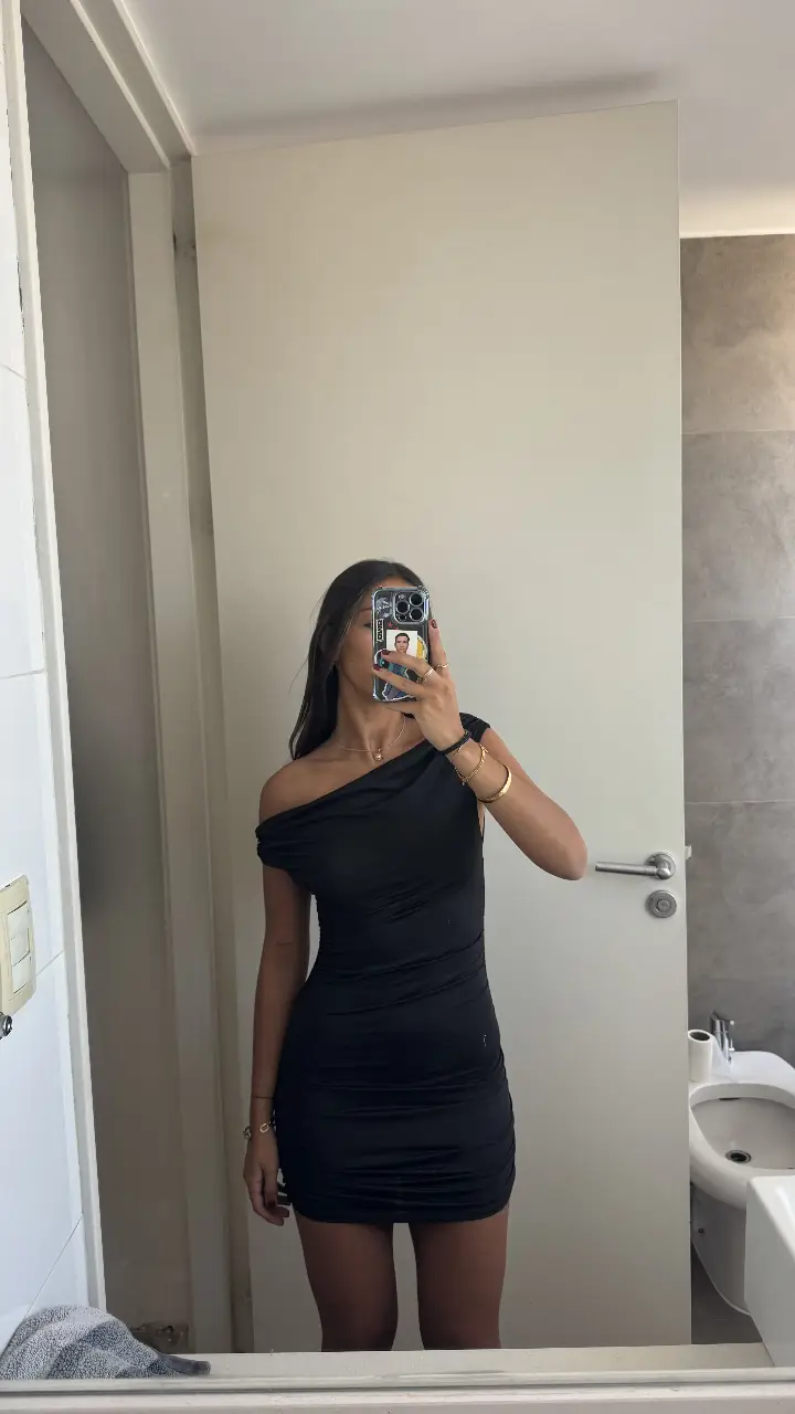 Vestido mini negro de un solo hombro, ideal para fiestas y salidas. Diseño elegante y moderno, perfecto para lucir en cualquier ocasión especial.