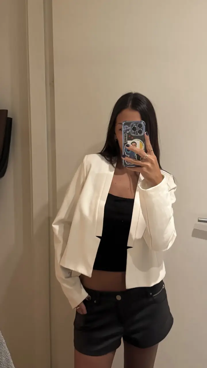 Blazer de mujer color crudo, con corte cropped y solapas. Ideal para un look elegante y moderno.