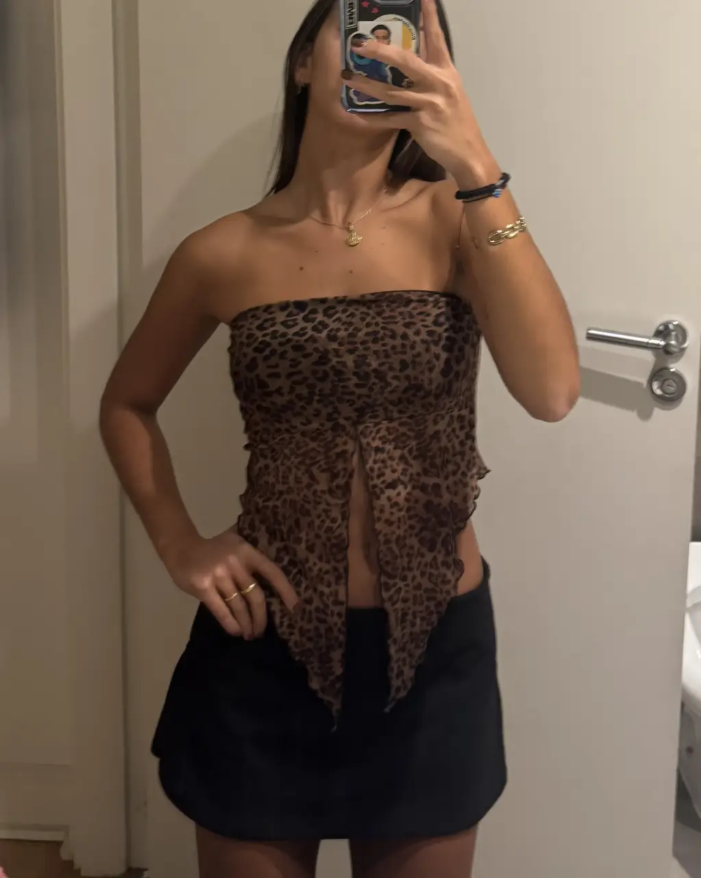 Top strapless con estampado de leopardo. Ideal para un look Y2K o de fiesta. Perfecto para combinar con una pollera o pantalón tiro bajo.