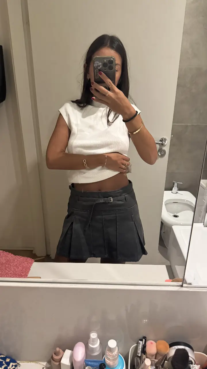 Pollera de mujer de la marca Zara, color gris oscuro, con diseño plisado y cinturón. Talle XS. Ideal para un look casual o semi formal.