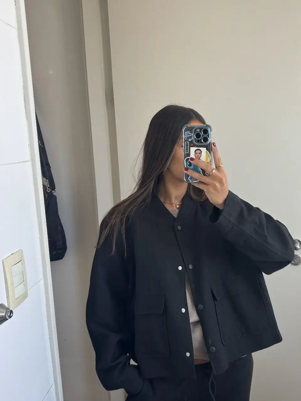 Campera bomber negra de lino, con botones y bolsillos. Ideal para un look casual y moderno.