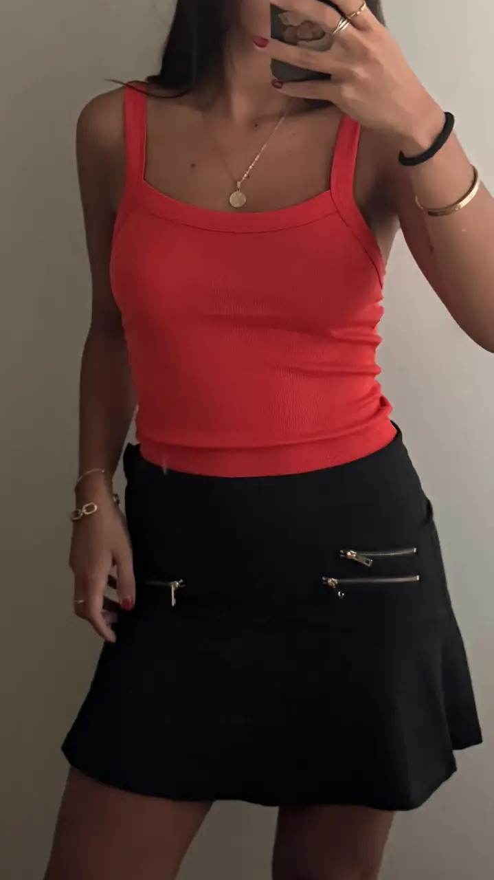 Pollera negra con detalles de cierres dorados. Ideal para un look moderno y sofisticado.
