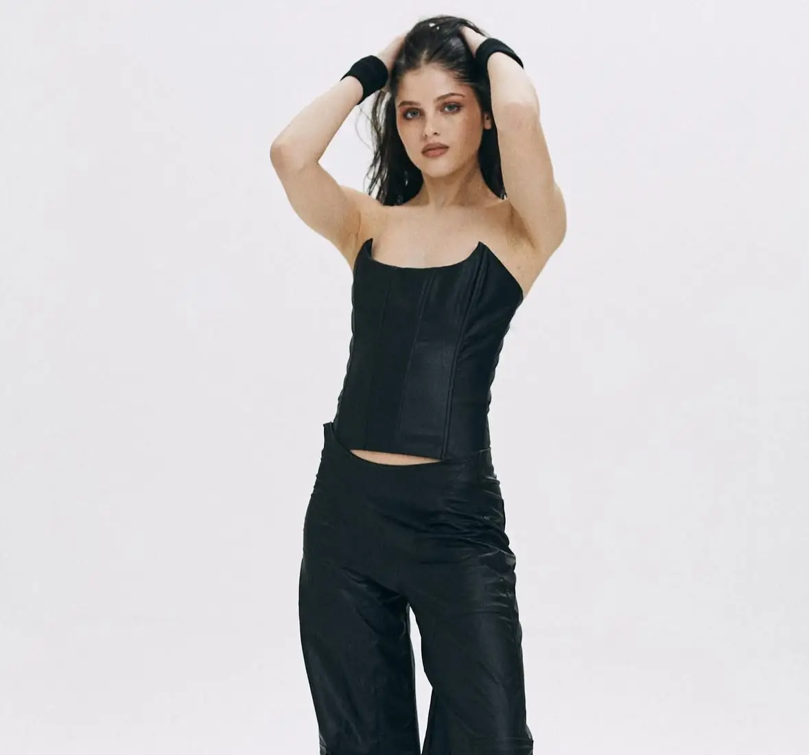 Top negro estilo corset, confeccionado en material gabardina. Diseño strapless con detalles de costura y corte asimétrico. Atado atrás. Ideal para looks de fiesta o salidas.