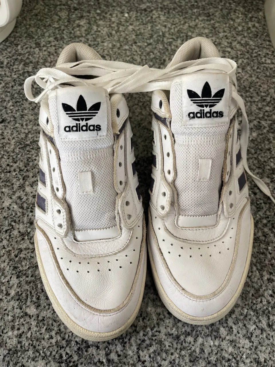 Zapatillas Adidas Drop Step blancas con detalles en rojo y negro. Ideales para un look urbano y casual.
Están así por no usarlas pero si se limpian quedan como nuevas. 