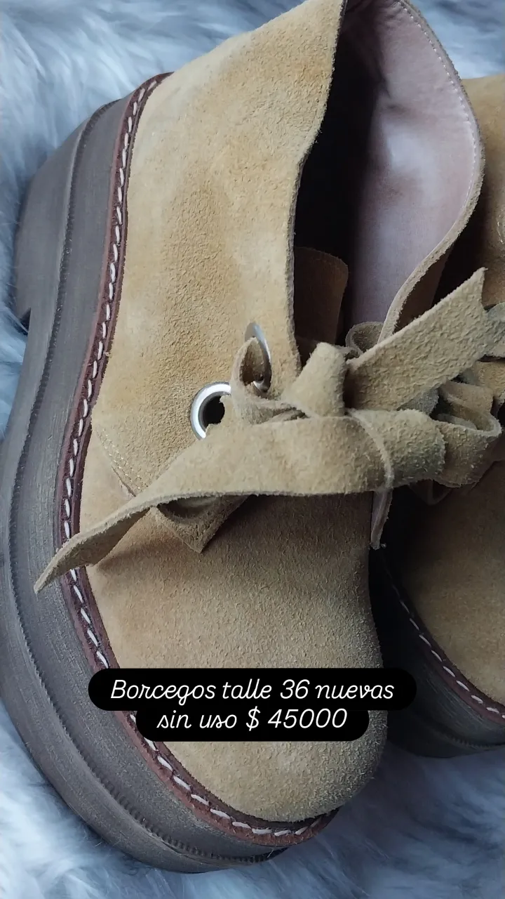Borcegos de gamuza color suela, con detalle de flecos y cordones. Ideales para un look canchero y moderno.