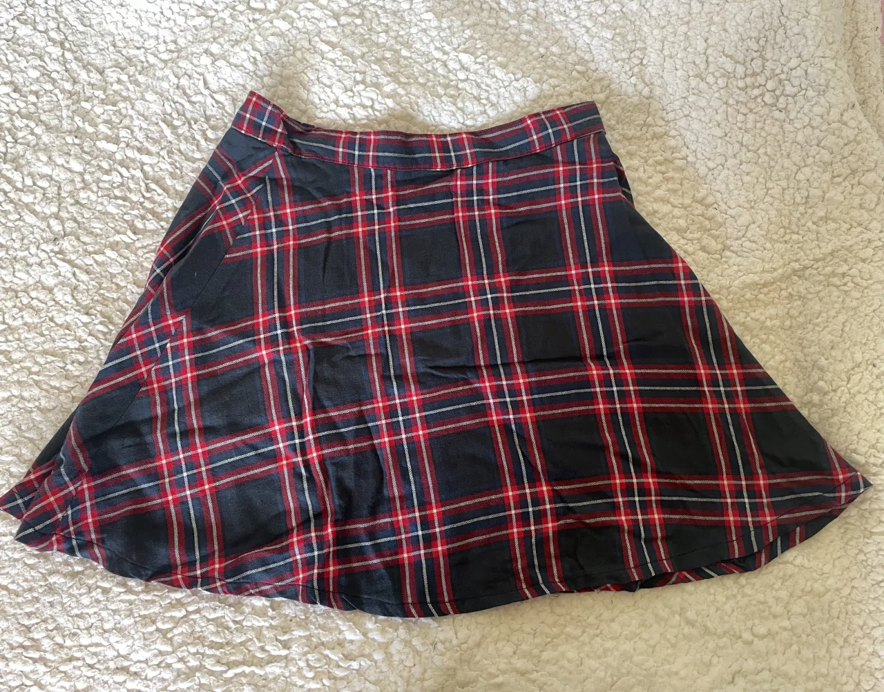 Pollera cuadrille, el fondo no es negro es verde oscuro
Es de algodon, finita de verano