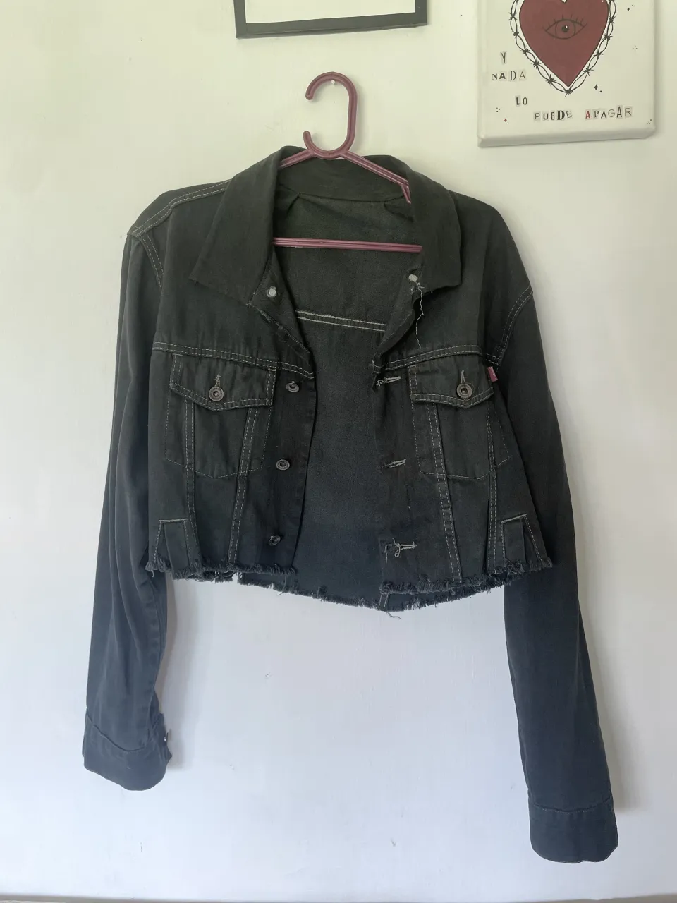 Campera de jean negra.
No es negra ni gris, es negra tirando a verdosa