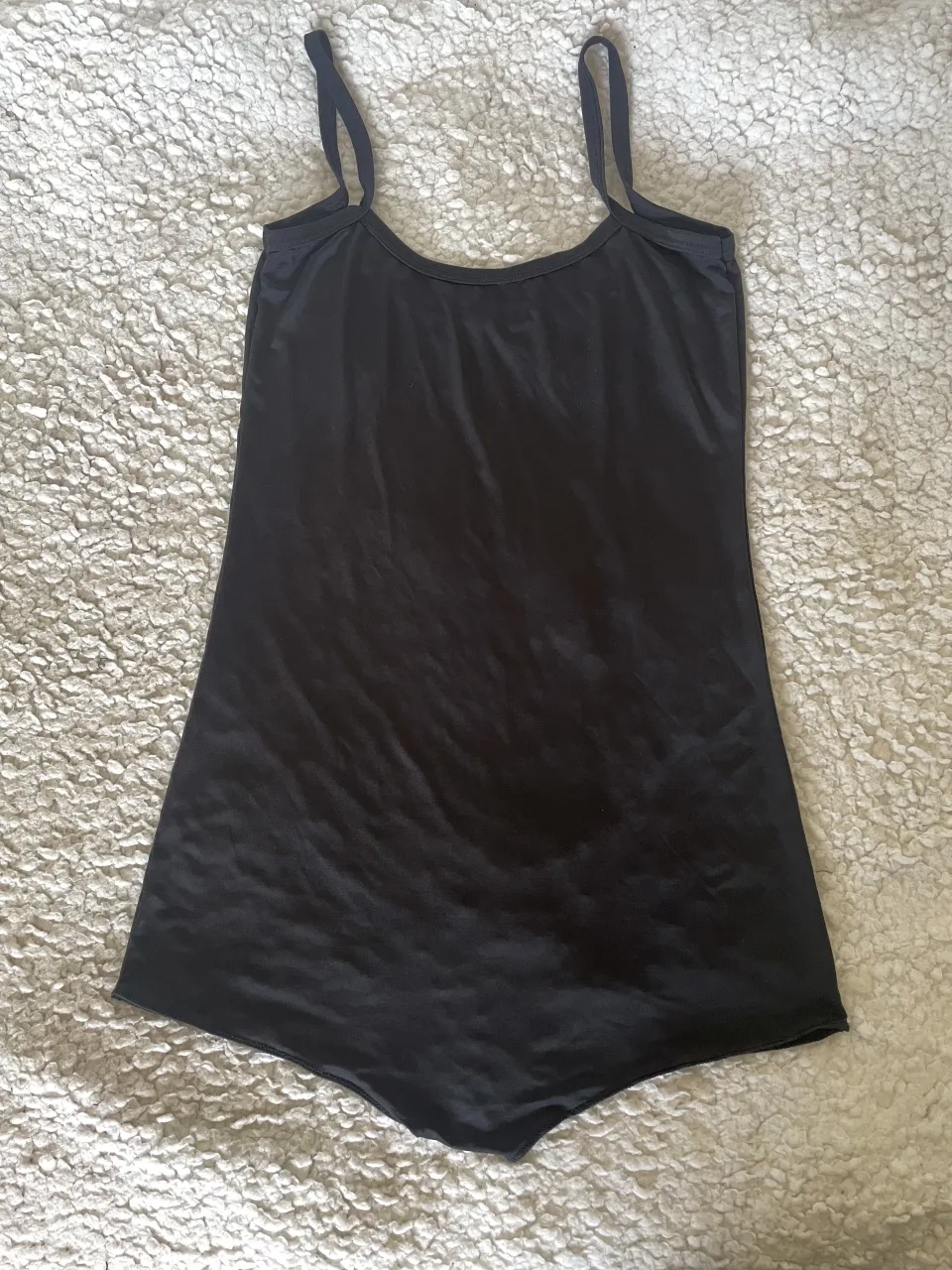 Body negro de breteles finos.
es una especie de catsuit de tela finita