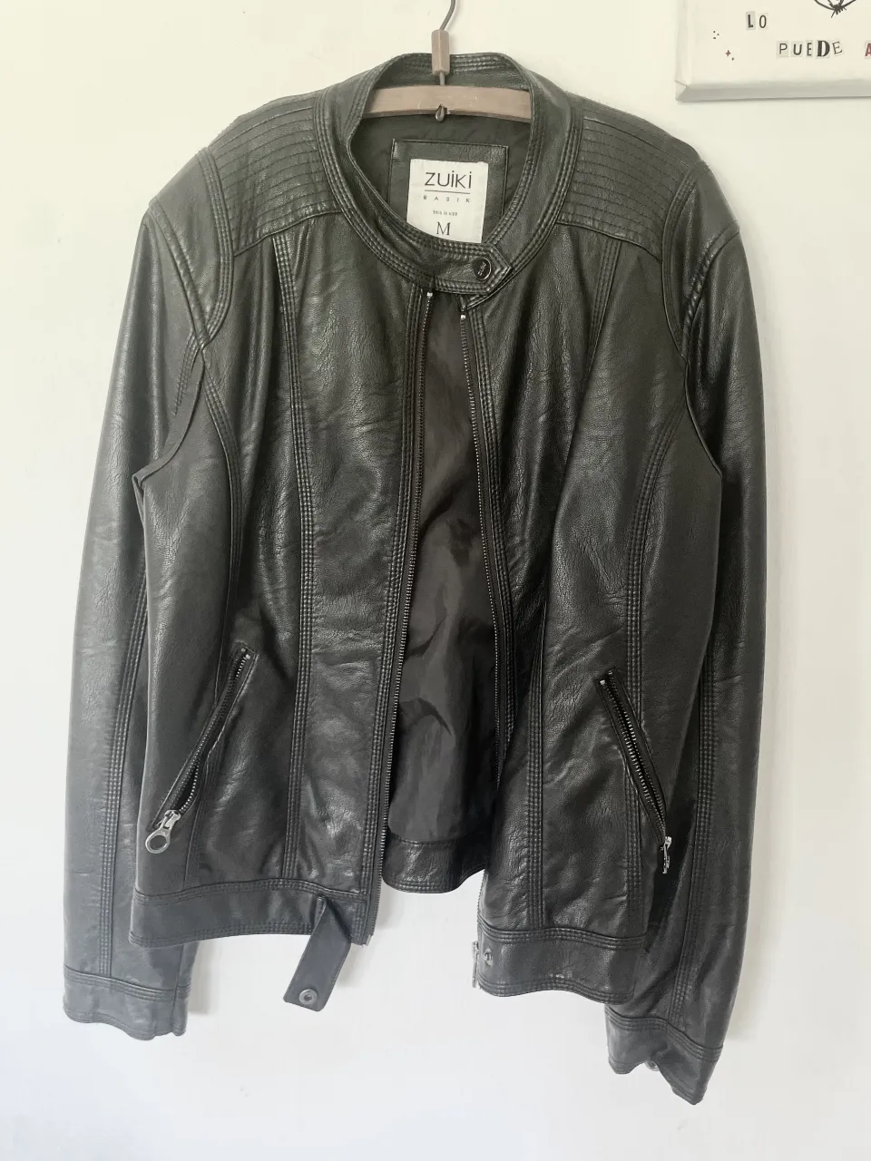 Campera de cuero
esta en perfecto estado solo que tiene pelado ahi en el cuello
Dice M pero es un M chico, asi que yo diria que es mas un S